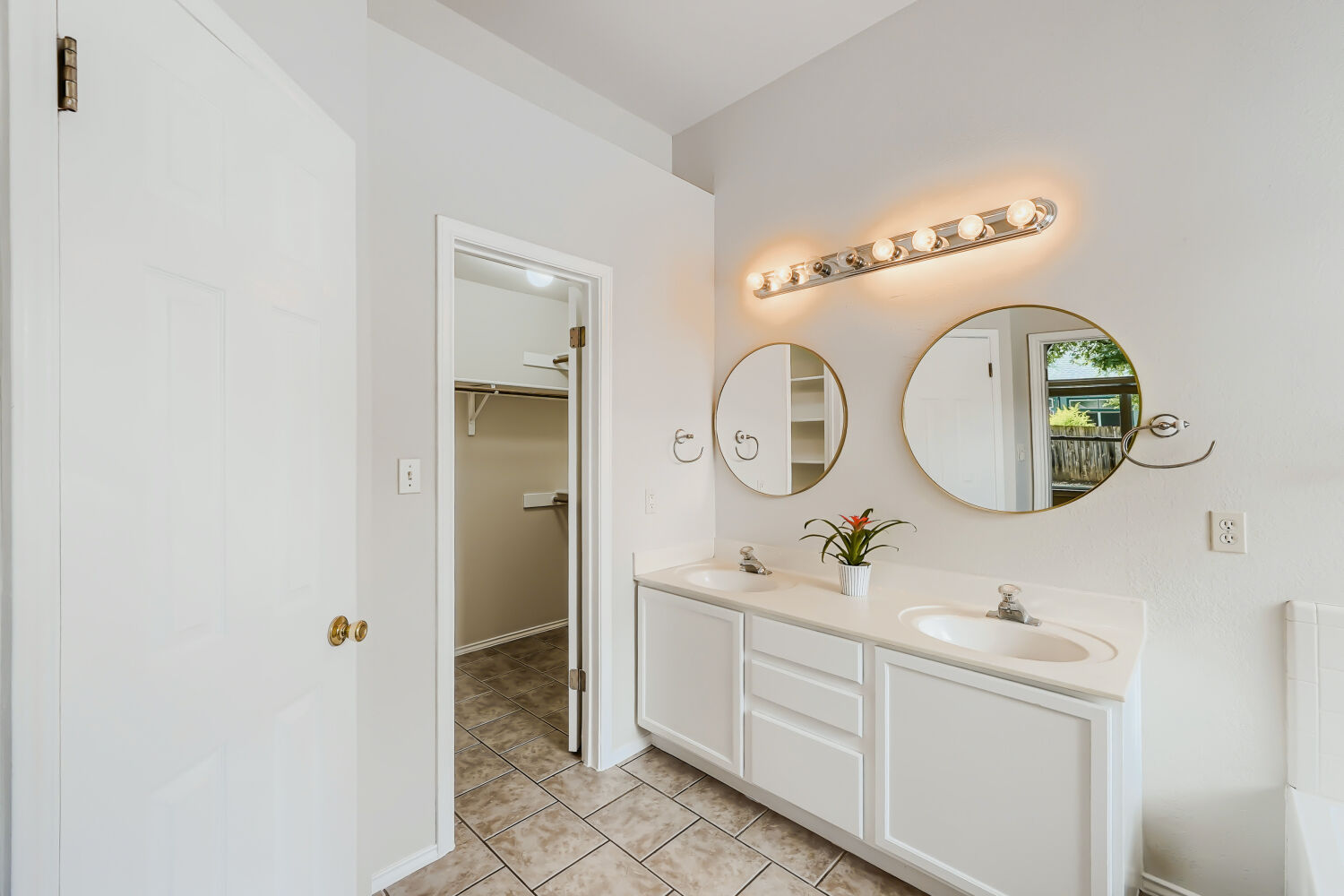 119 Stephen Lane Georgetown, TX 78626 - Photo 11 of 32 Double vanities and ample storage, separate water closet, walk in shower and soaking tub