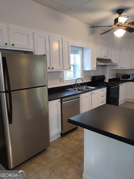 77 Paradise Cove Hartwell, GA 30643 - Photo 5 of 21 a kitchen with stainless steel appliances granite countertop a stove a refrigerator a sink a stove a microwave and island
