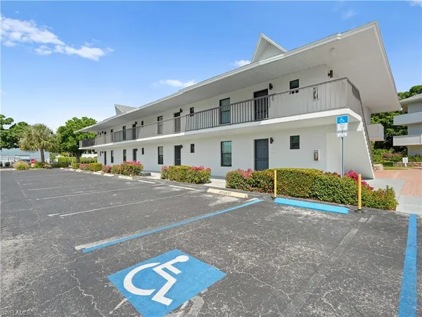 $309,000 | 600 Neapolitan Way, Unit 127, Naples, FL 34103