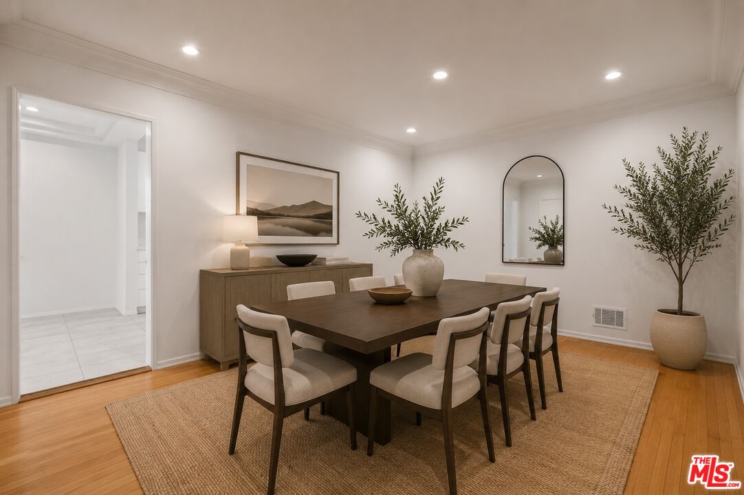 207 South Reeves Drive Beverly Hills, CA 90212 - Photo 5 of 27