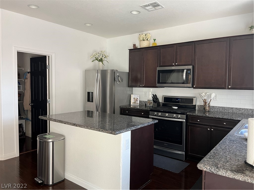 10862 Knickerbocker Avenue Las Vegas, NV 89166 - Photo 6 of 35
