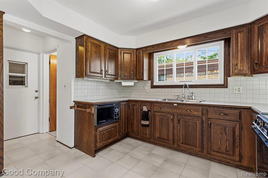 32848 Rugby Drive Warren, MI 48088 - Photo 8 of 42