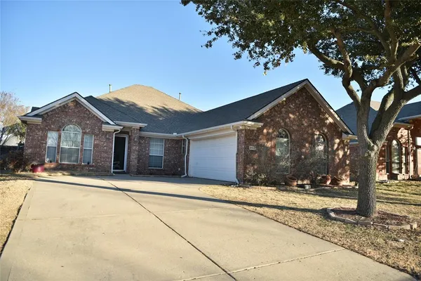 a front view of house with yard