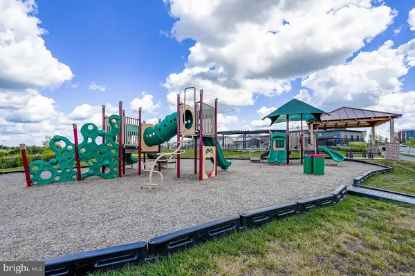 a bench is sitting in the middle of a yard