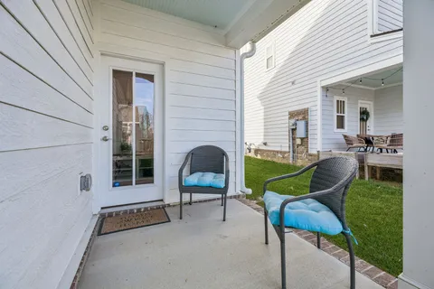 a view of a house with backyard