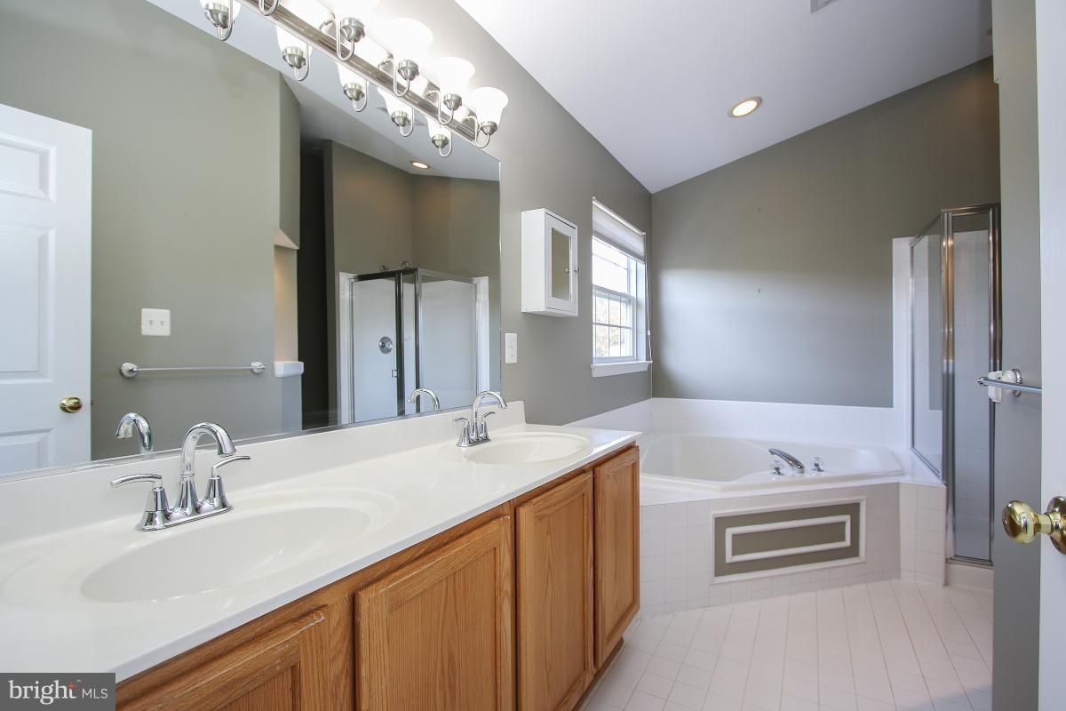 18904 Porterfield Way Germantown, MD 20874 - Photo 23 of 30 Bath (Master)