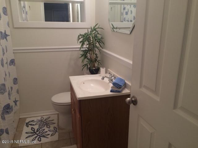 504 Glynlea Road Jacksonville, FL 32216 - Photo 10 of 19 504 Glynlea hall bath 2