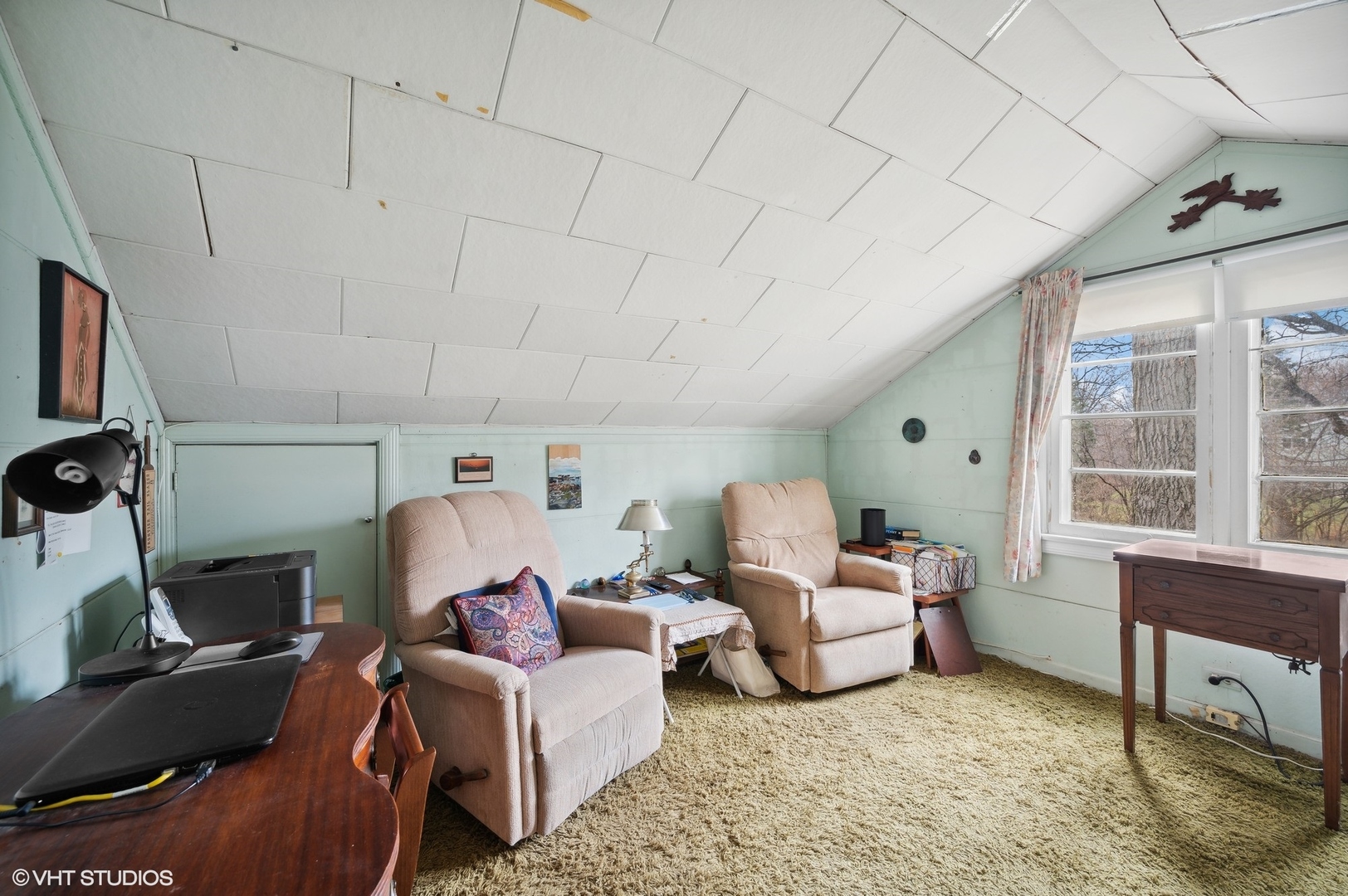 1628 South Meacham Road Rolling Meadows, IL 60008 - Photo 16 of 27 a living room with furniture and a flat screen tv