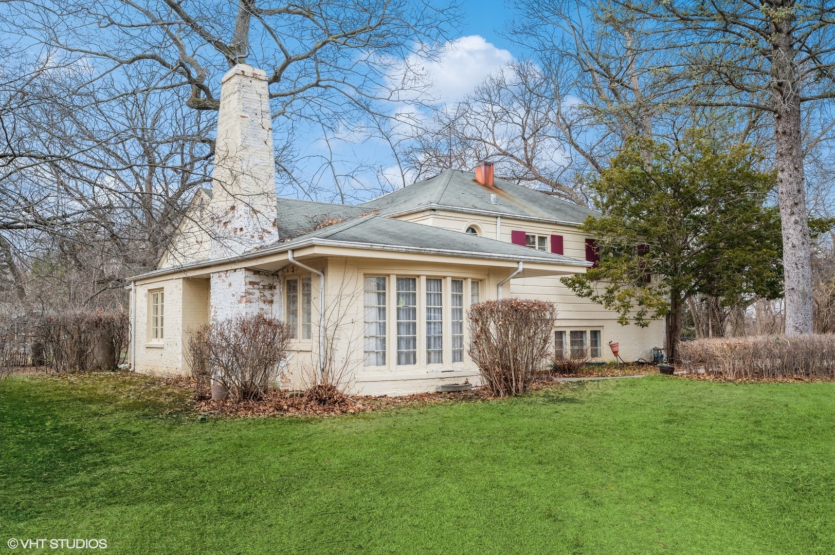 1628 South Meacham Road Rolling Meadows, IL 60008 - Photo 4 of 27 front view of a house with a yard