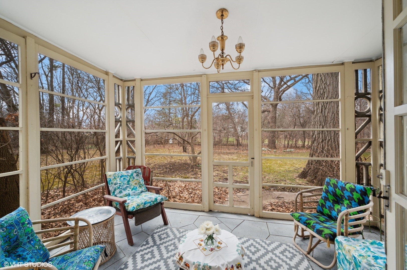 1628 South Meacham Road Rolling Meadows, IL 60008 - Photo 10 of 27 a living room with furniture