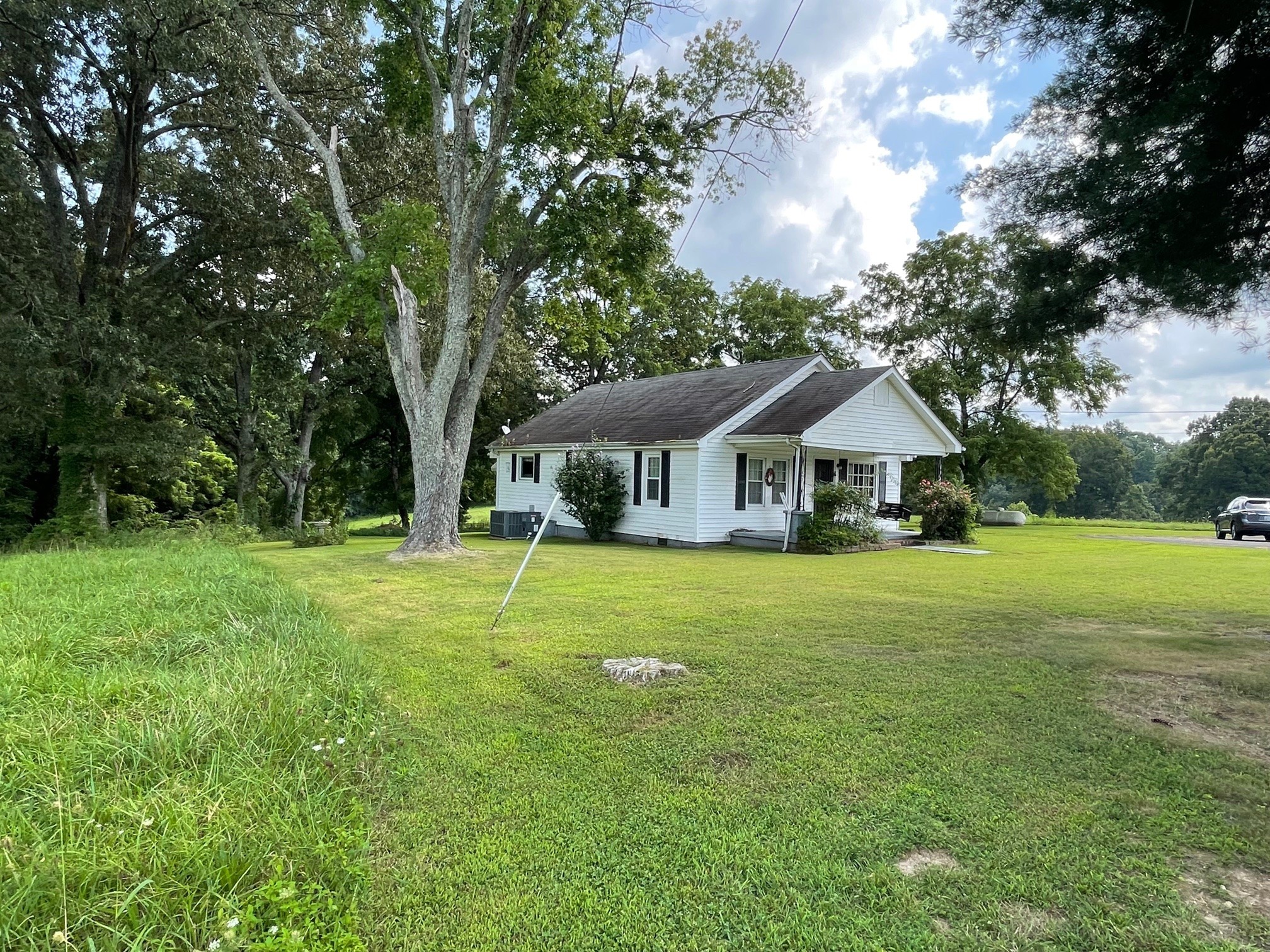 7290 Chestnut Ridge Road Winchester, TN 37398 - Photo 5 of 13 a front view of a house with garden