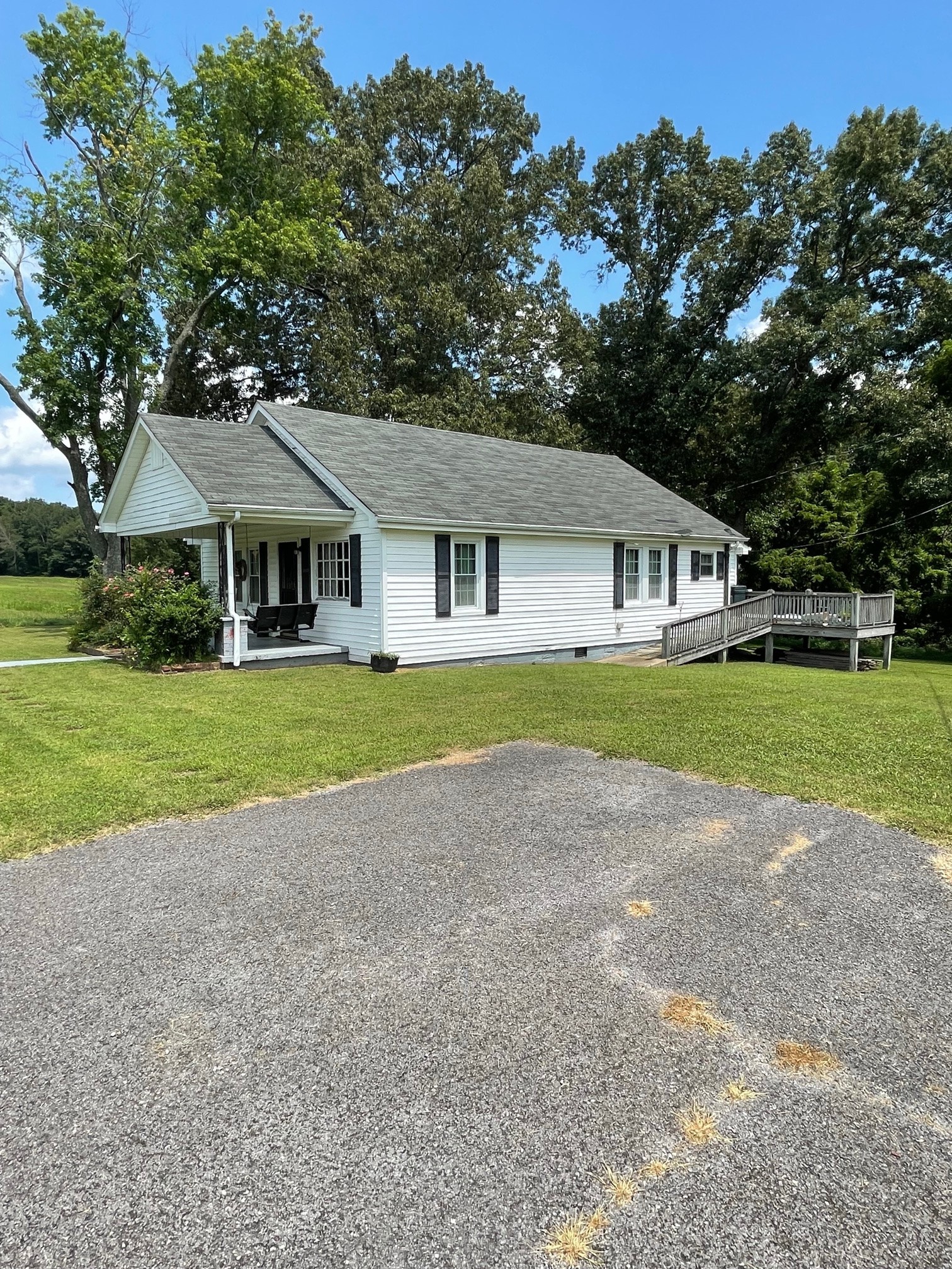 7290 Chestnut Ridge Road Winchester, TN 37398 - Photo 7 of 13 a house with garden in front of it
