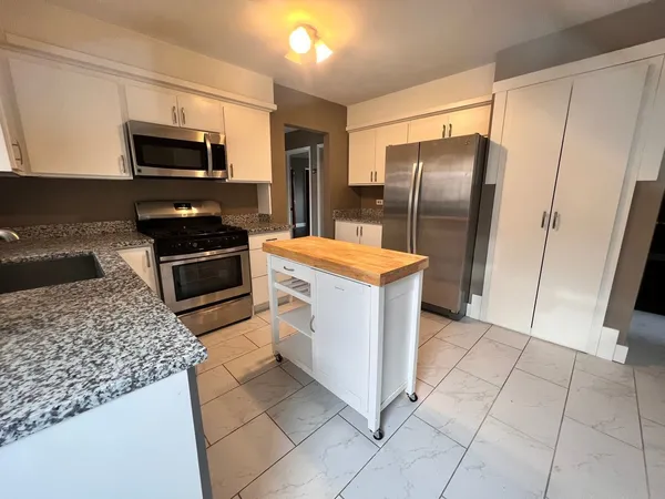 $2,800 | 16W771 56th Street, Unit 1, Clarendon Hills, IL 60514