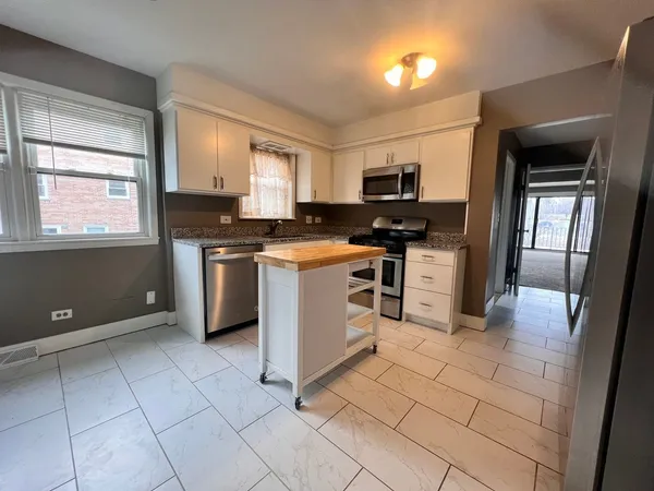 $2,800 | 16W771 56th Street, Unit 1, Clarendon Hills, IL 60514