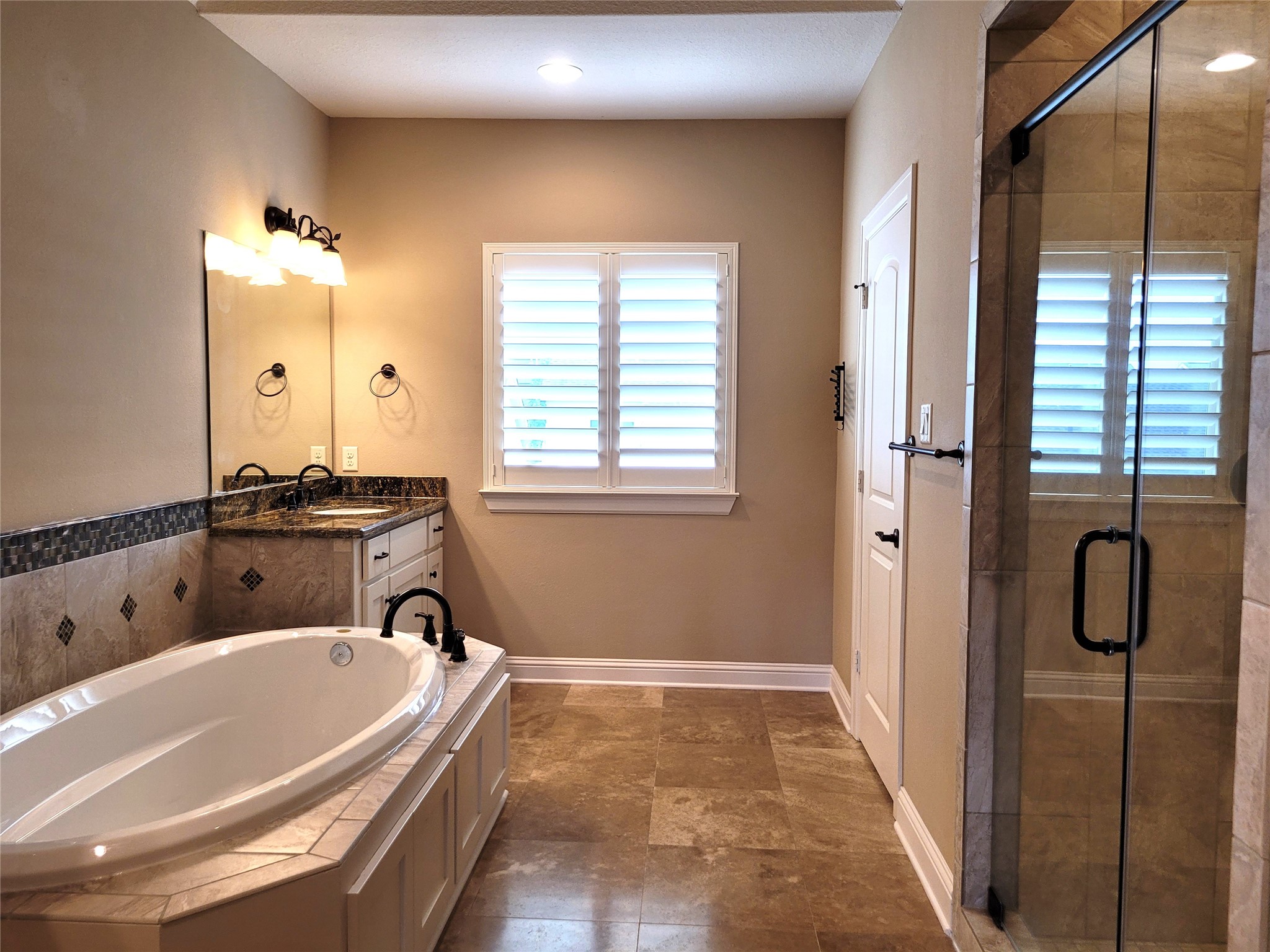 1508 Fowler Street Houston, TX 77007 - Photo 28 of 43 Spacious primary bathroom with polished travertine floor