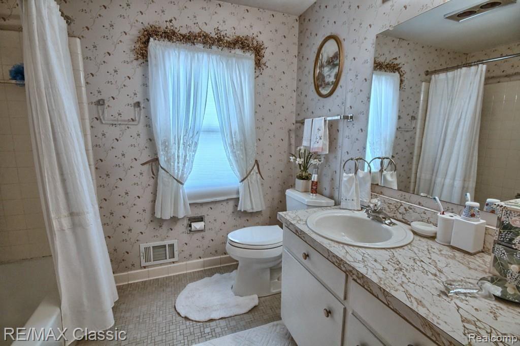 4424 Patrick Road West Bloomfield, MI 48322 - Photo 21 of 28 Bathroom.jpg