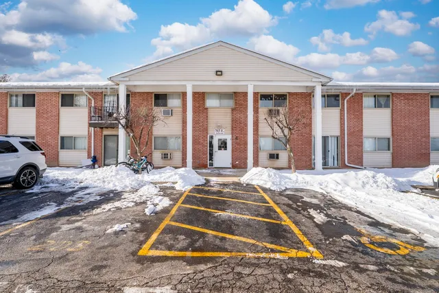 $139,000 | 703 East Fullerton Avenue, Unit 107, Glendale Heights, IL 60139