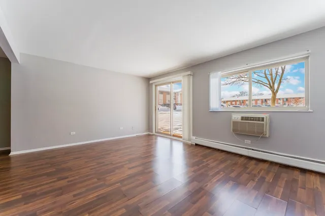 $139,000 | 703 East Fullerton Avenue, Unit 107, Glendale Heights, IL 60139