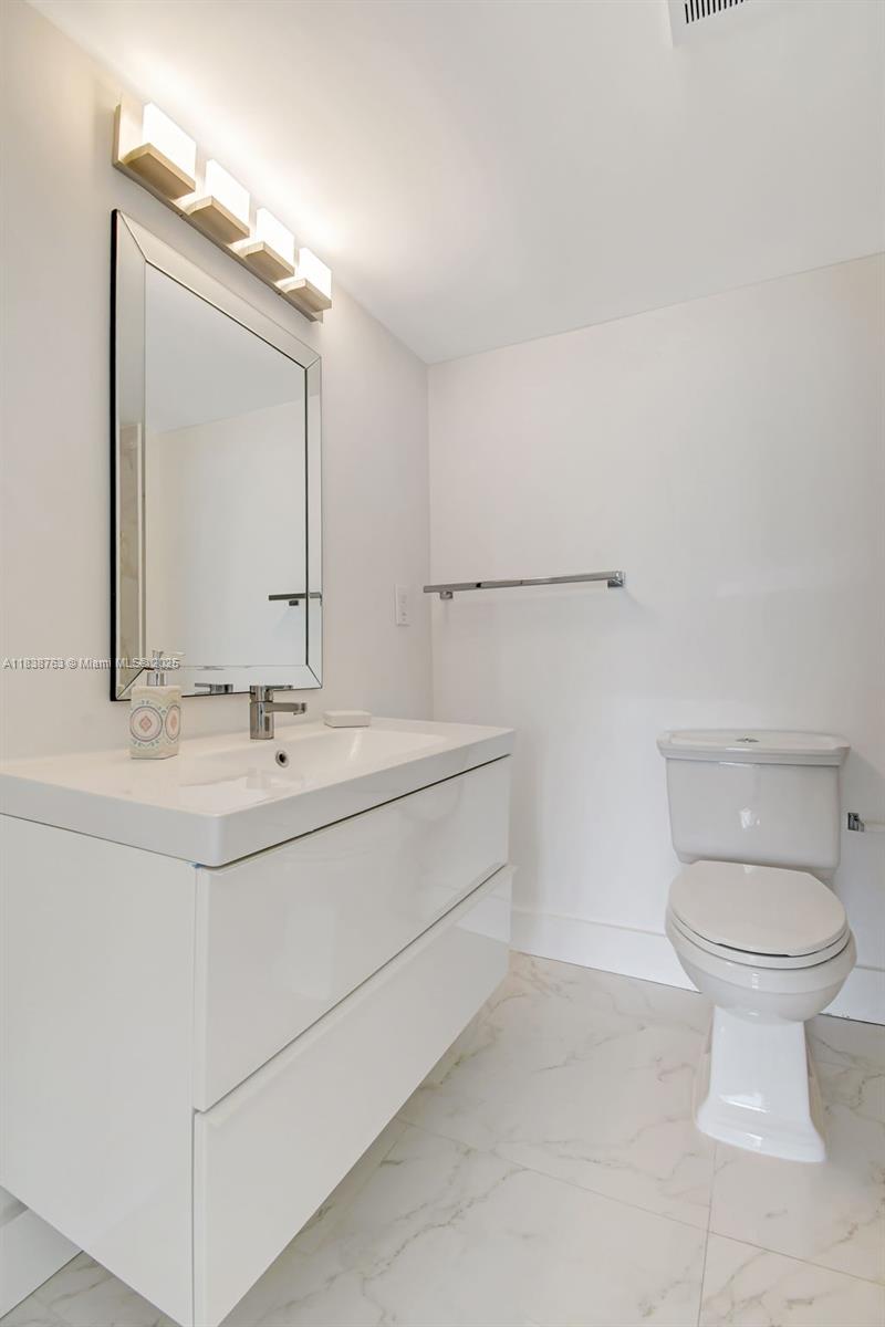 20100 West Country Club Drive, Unit 1005 Aventura, FL 33180 - Photo 18 of 36 a bathroom with a sink and a toilet