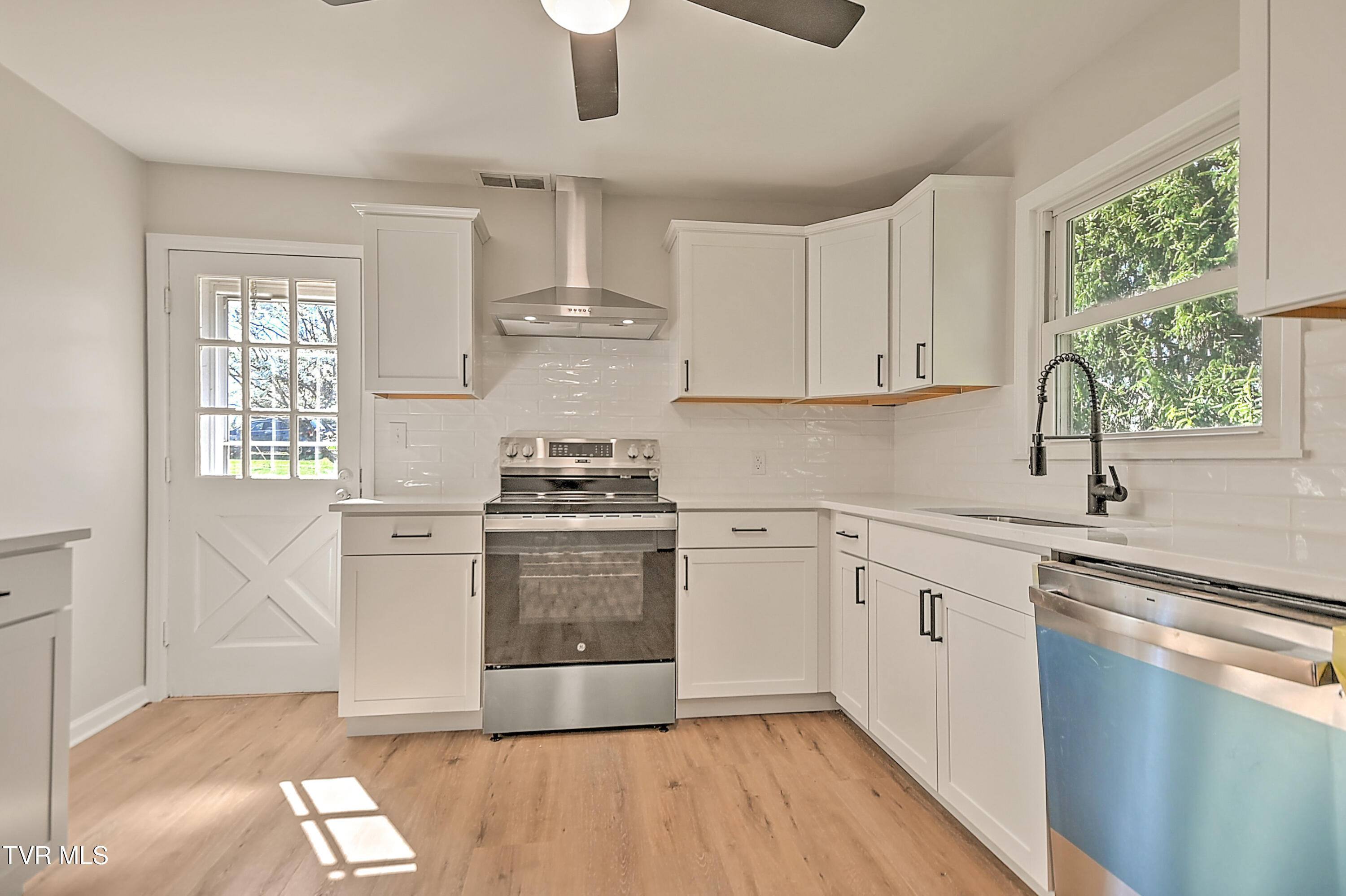 209 Chester Hill Road Bristol, VA 24201 - Photo 11 of 29 209 Chester Hill LG-14