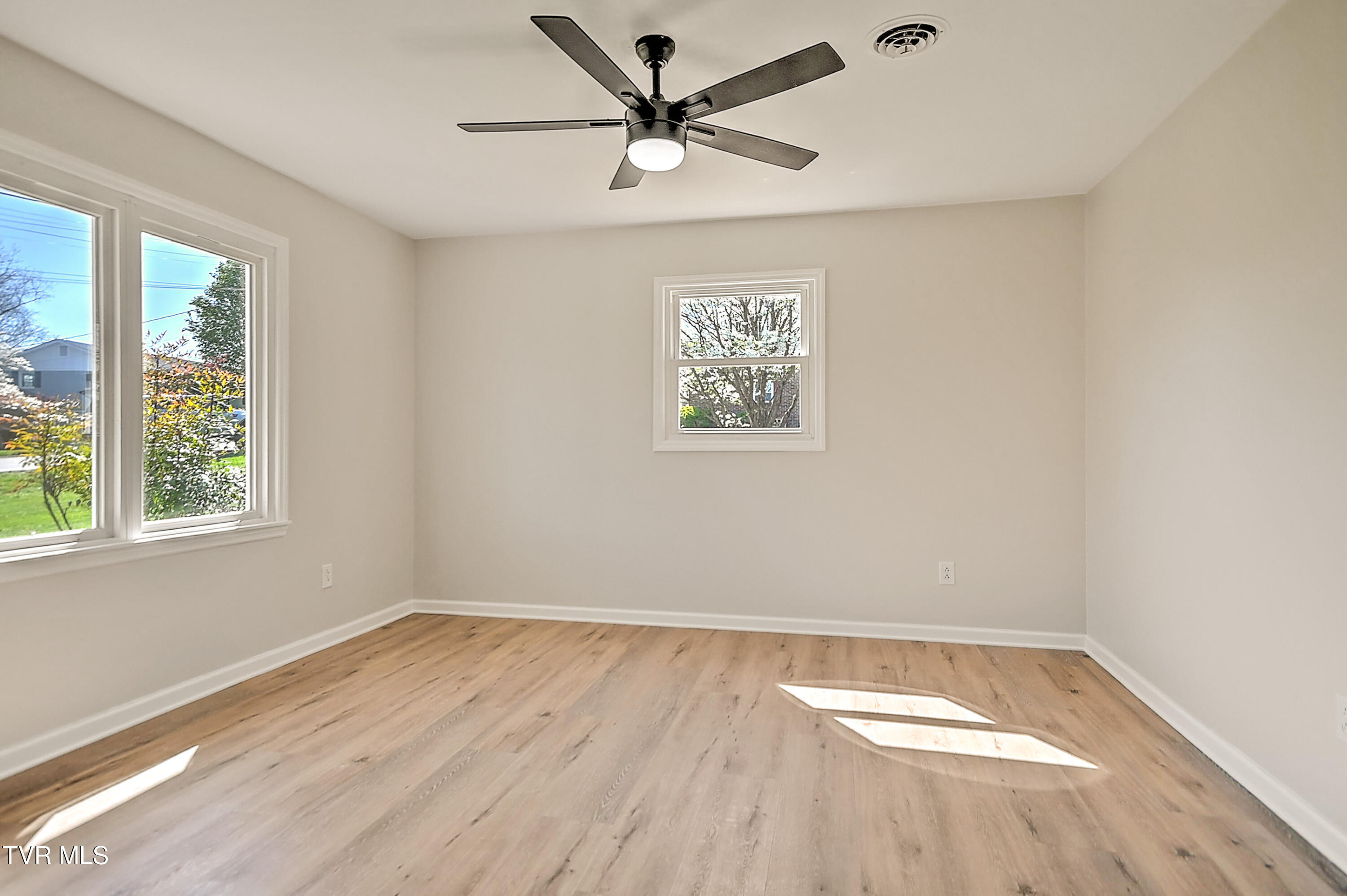 209 Chester Hill Road Bristol, VA 24201 - Photo 2 of 29 209 Chester Hill LG-5