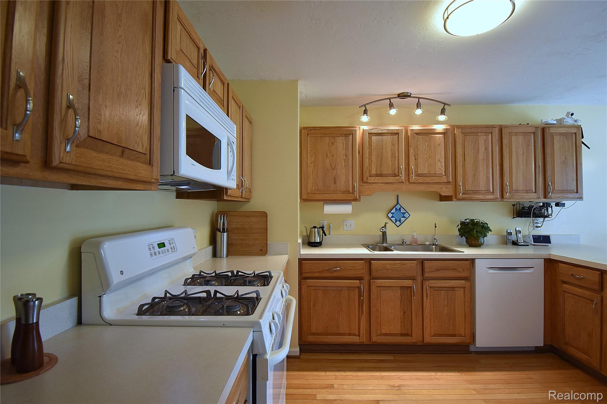7 KITCHEN.JPG