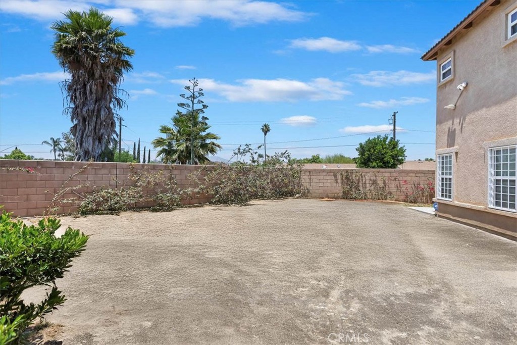 1339 Castledale Street Riverside, CA 92501 - Photo 4 of 32 a view of outside space and yard