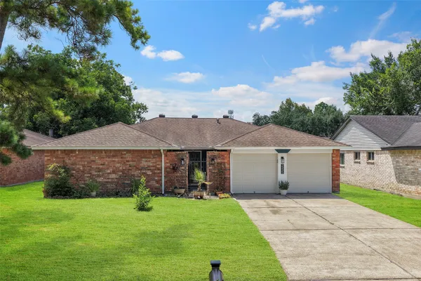 $288,500 | 2335 Farriers Bend Drive, Friendswood, TX 77546
