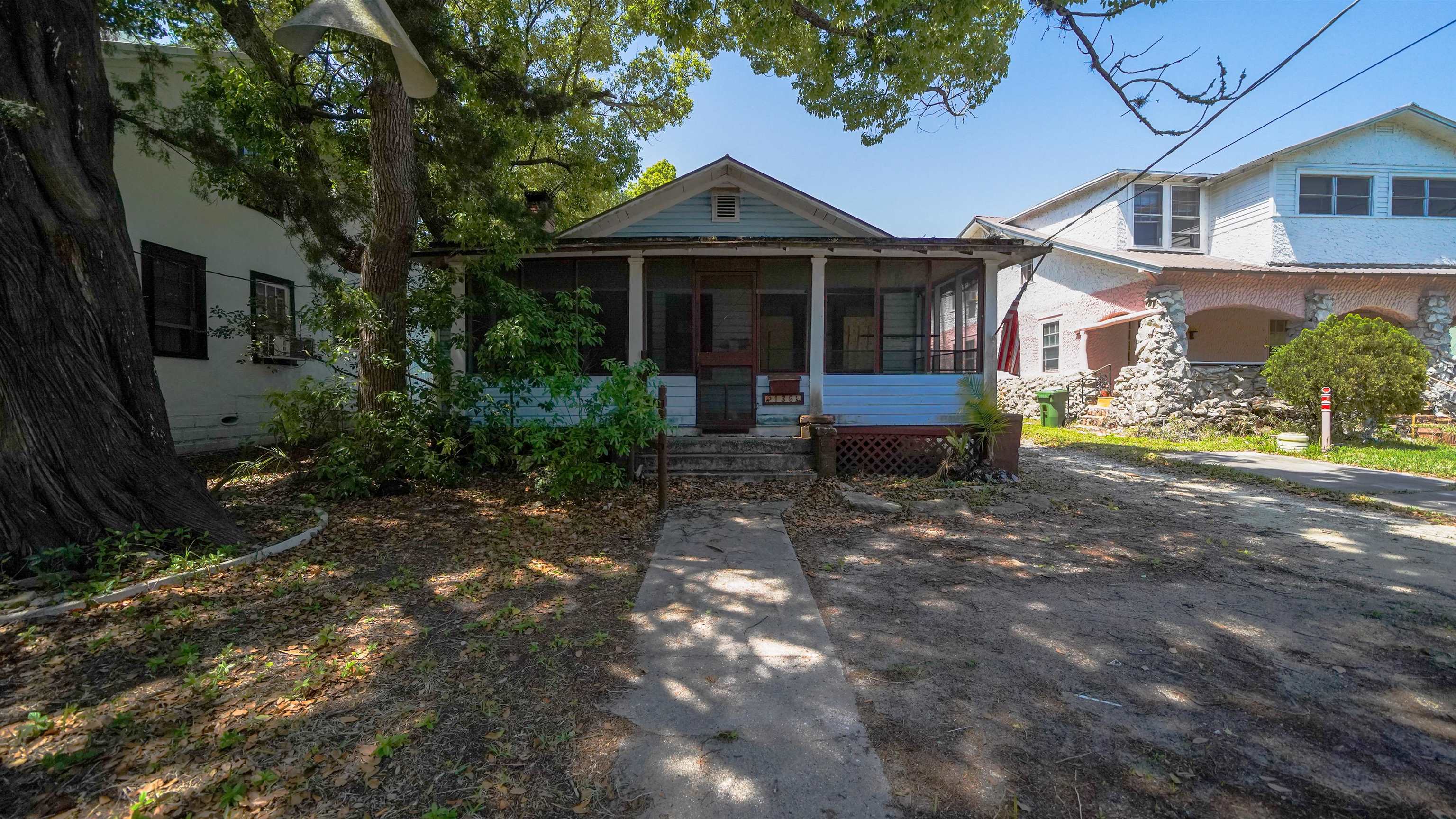 136 Washington Street St. Augustine, FL 32084 - Photo 4 of 15 a front view of a house with garden
