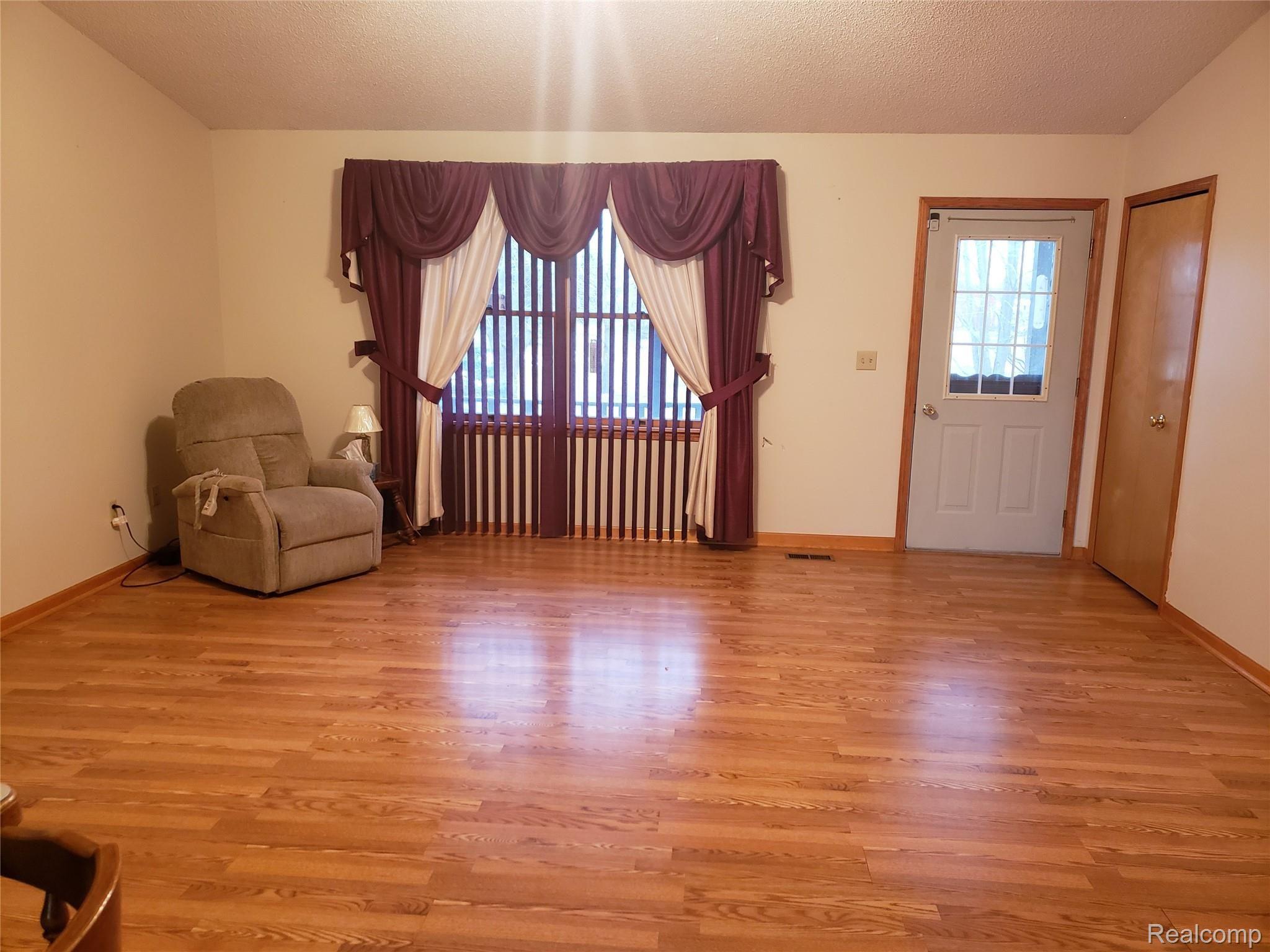 4552 Catlin Road Columbiaville, MI 48421 - Photo 5 of 41 Living Room