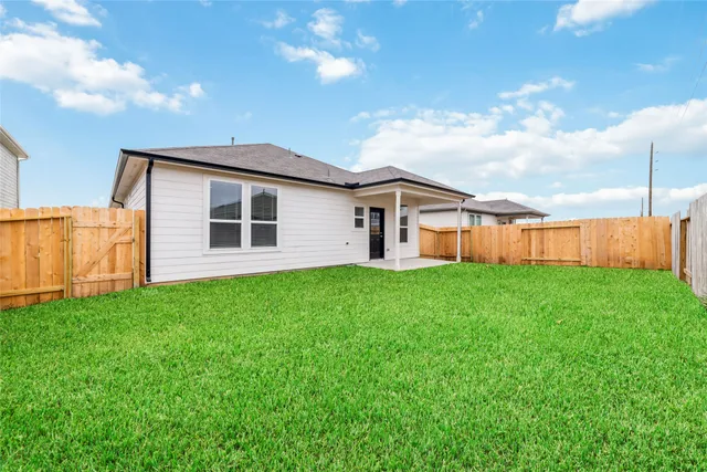 a view of a house with backyard and garden