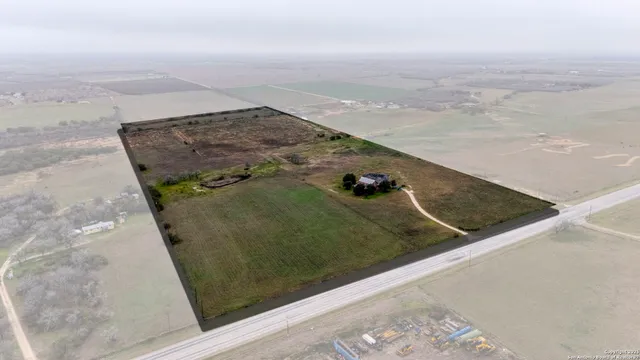 a picture of a wall with a bench