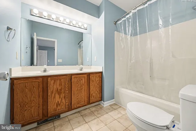 an empty room with closet and a ceiling fan