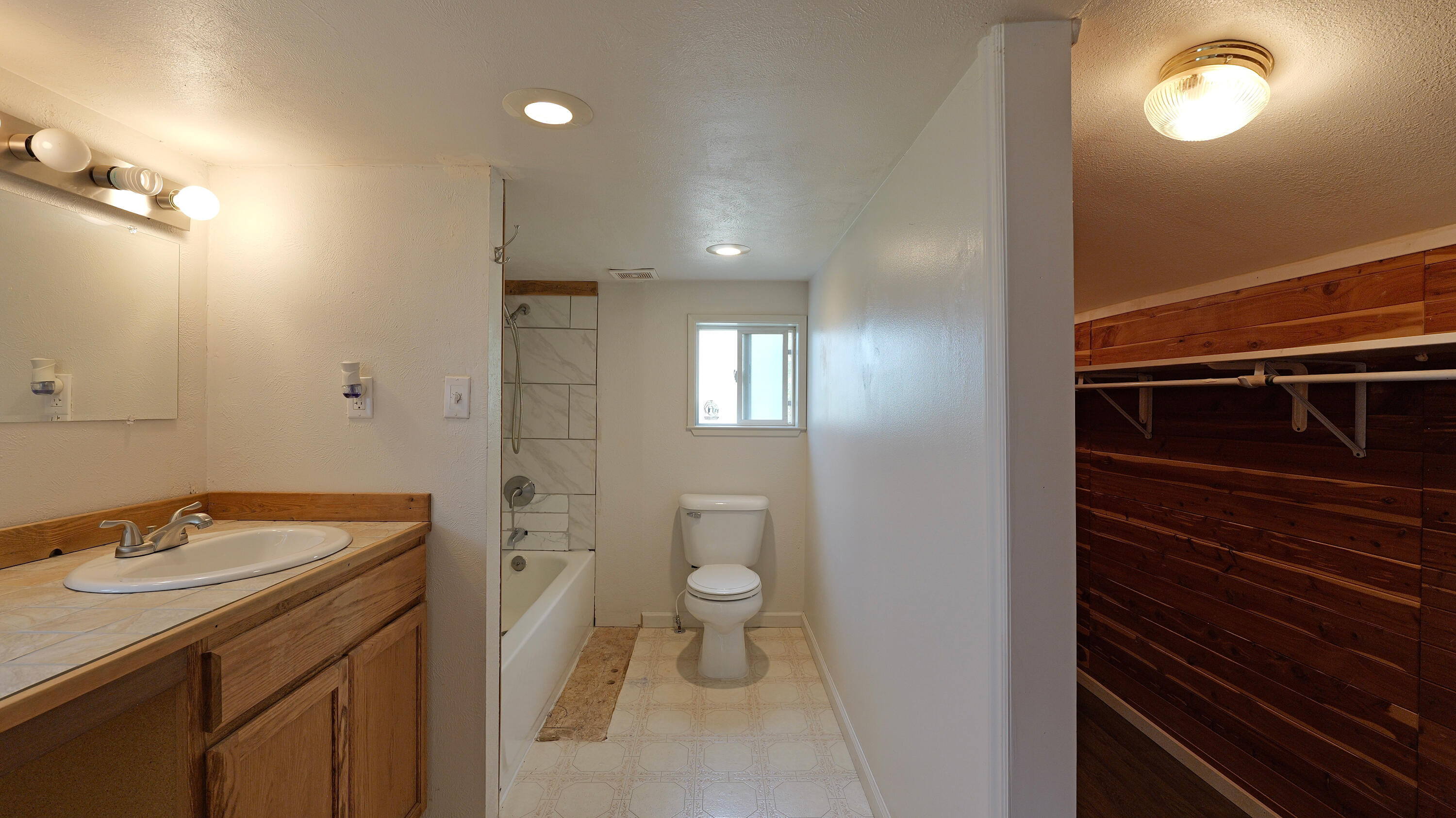 509 Derby Road Eagle Point, OR 97524 - Photo 24 of 49 Loft bathroom