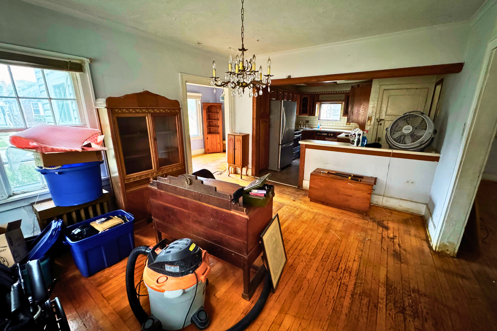 3117 Oak Avenue Brookfield, IL 60513 - Photo 4 of 11 a living room with furniture and a chandelier