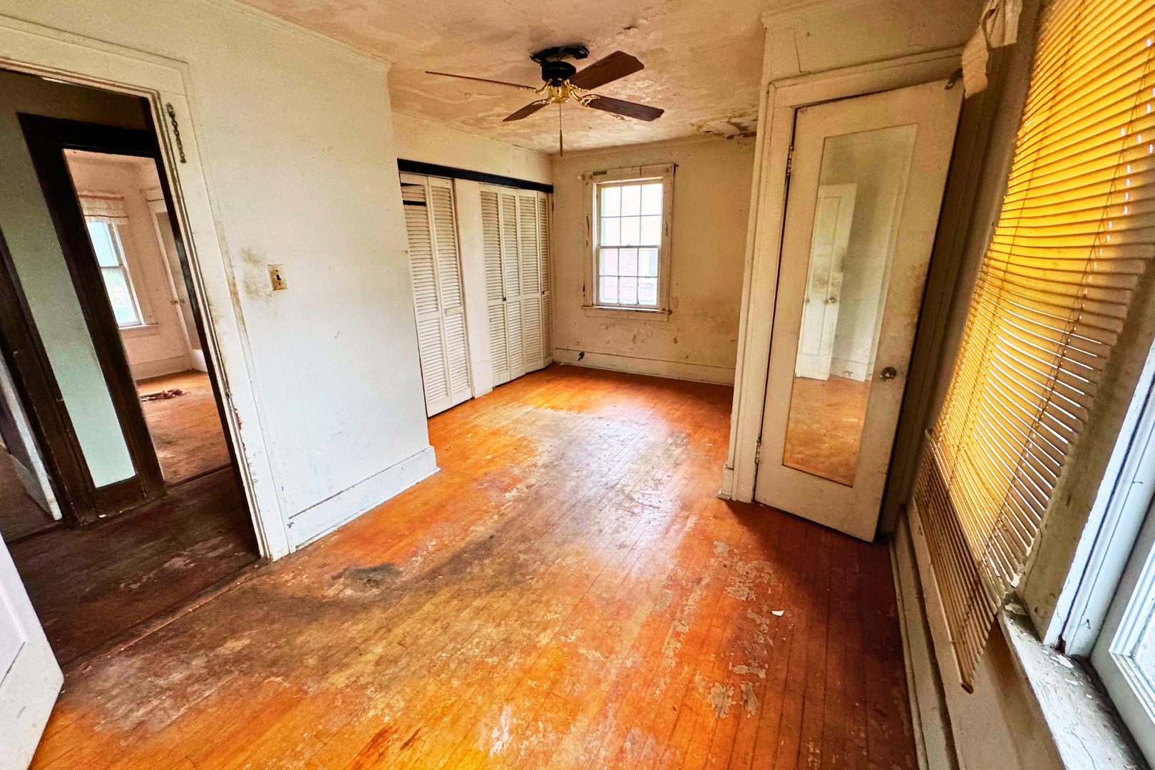 3117 Oak Avenue Brookfield, IL 60513 - Photo 7 of 11 a view of an entryway with a hardwood