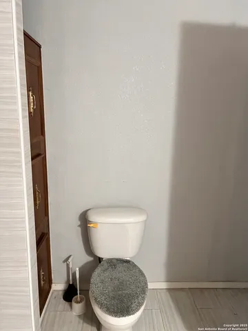 a view of entryway with a window