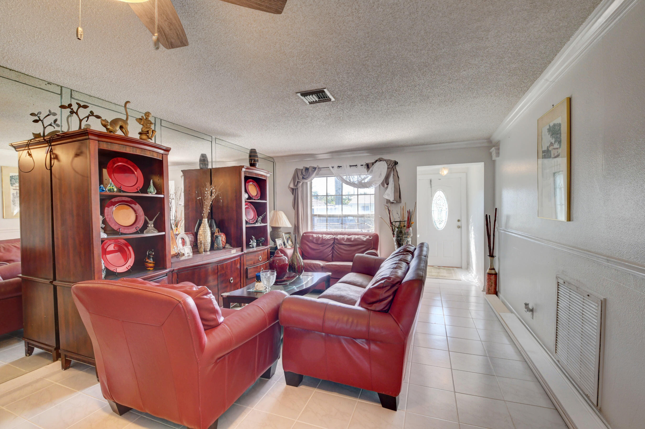 203 Northeast 28th Terrace Boca Raton, FL 33431 - Photo 3 of 19 Living area