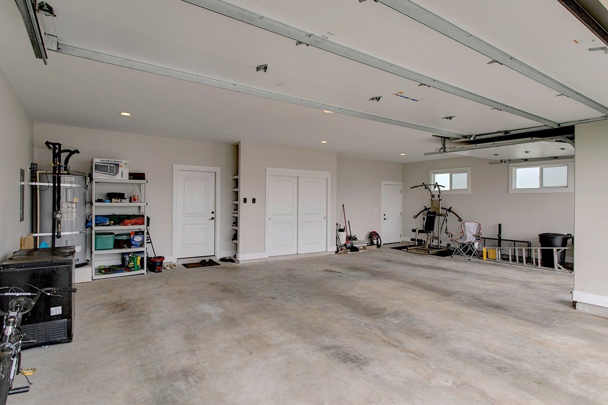 3047 Lou Street Hilo, HI 96720 - Photo 29 of 30 a view of a room with gym equipment