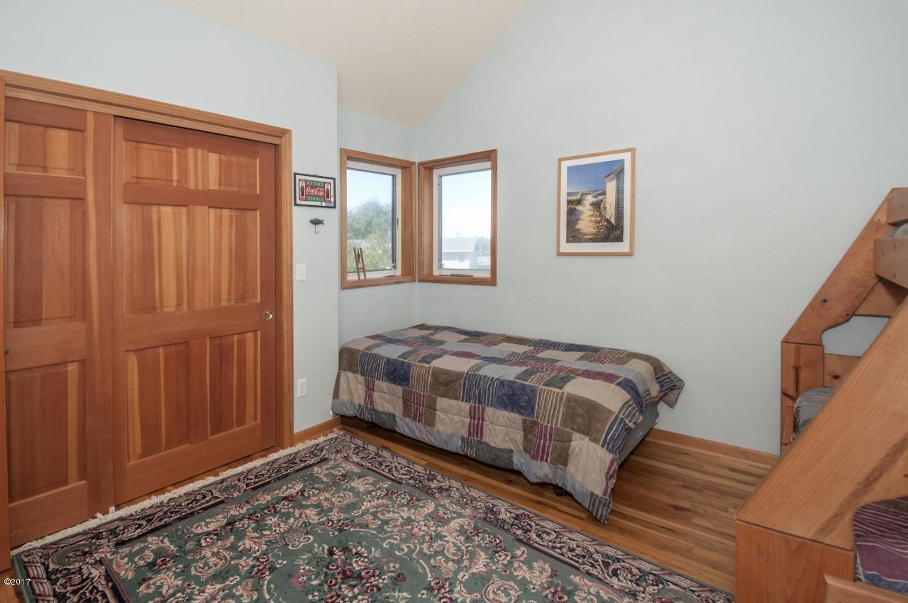 450 Edgewater Depoe Bay, OR 97341 - Photo 30 of 51 Upstairs Guest Bedroom