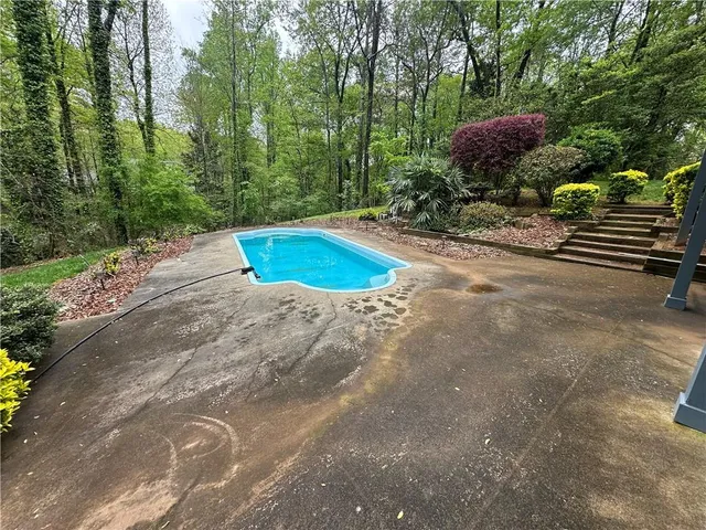 a view of a backyard