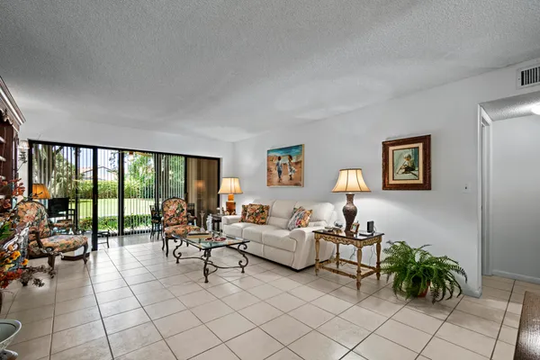 $2,600 | 5153 Oakhill Lane, Unit 512, Delray Beach, FL 33484