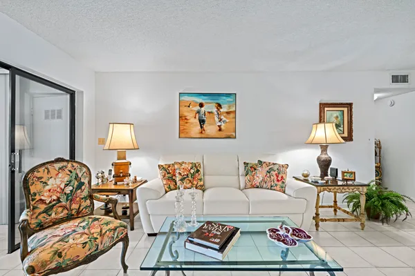 $2,600 | 5153 Oakhill Lane, Unit 512, Delray Beach, FL 33484