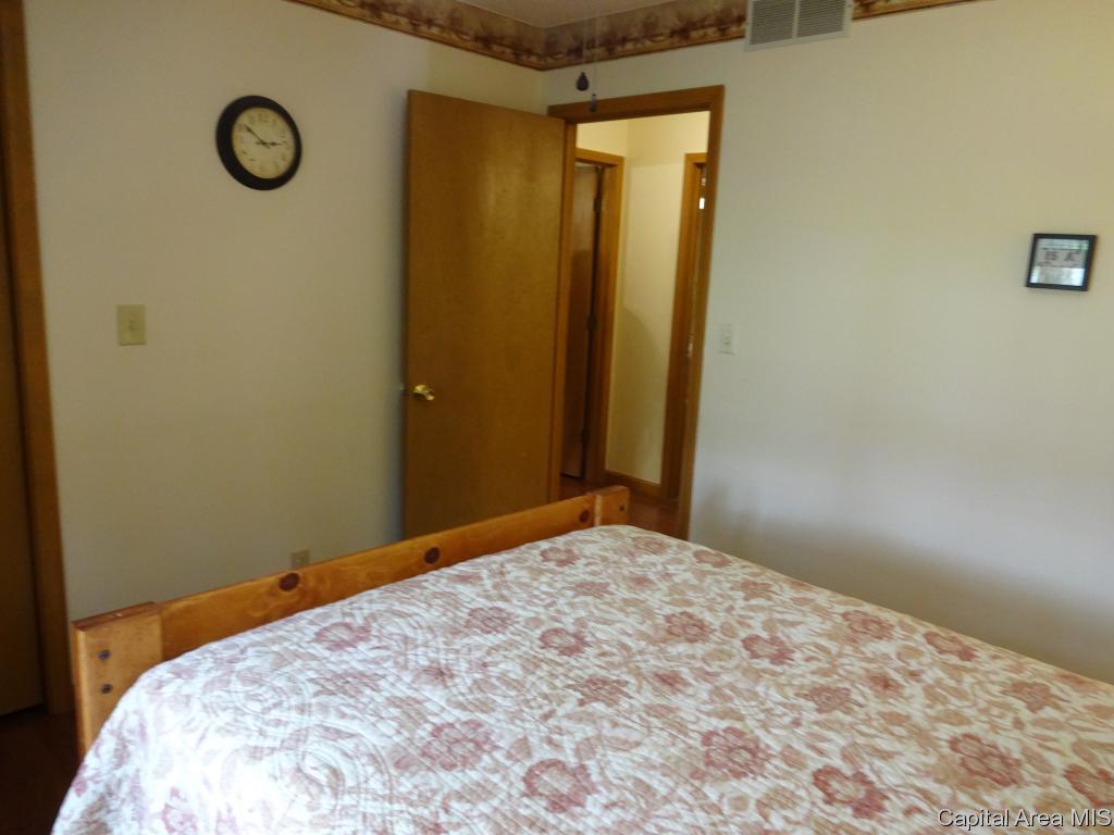 11064 Robin Lane Athens, IL 62613 - Photo 13 of 29 Gallery Image 13