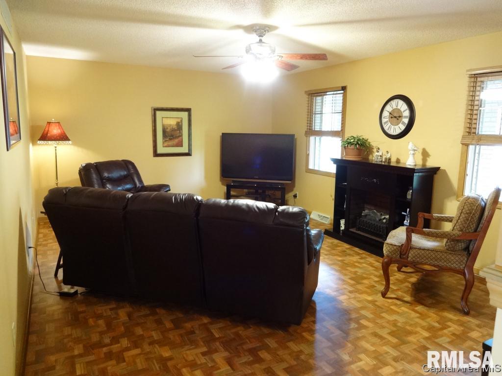 11064 Robin Lane Athens, IL 62613 - Photo 8 of 29 Gallery Image 8