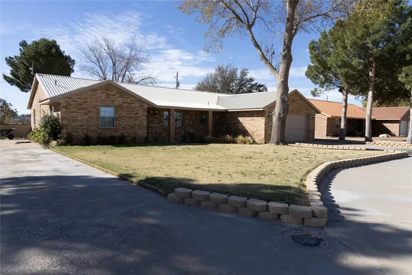 $810,000 | 1015-1017 East Tascosa Avenue, Kermit, TX 79745
