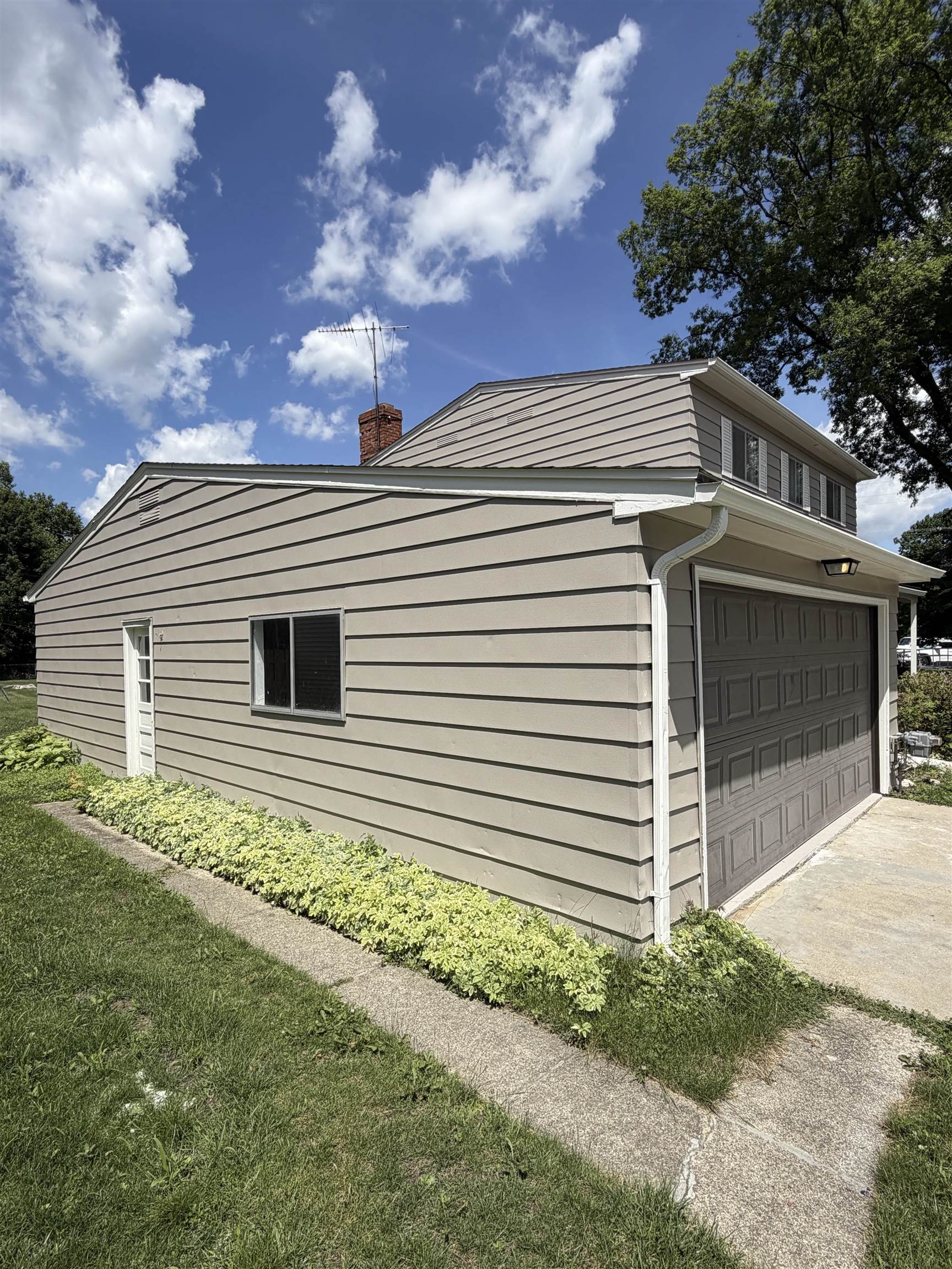 929 Springview Drive Flushing, MI 48433 - Photo 3 of 5