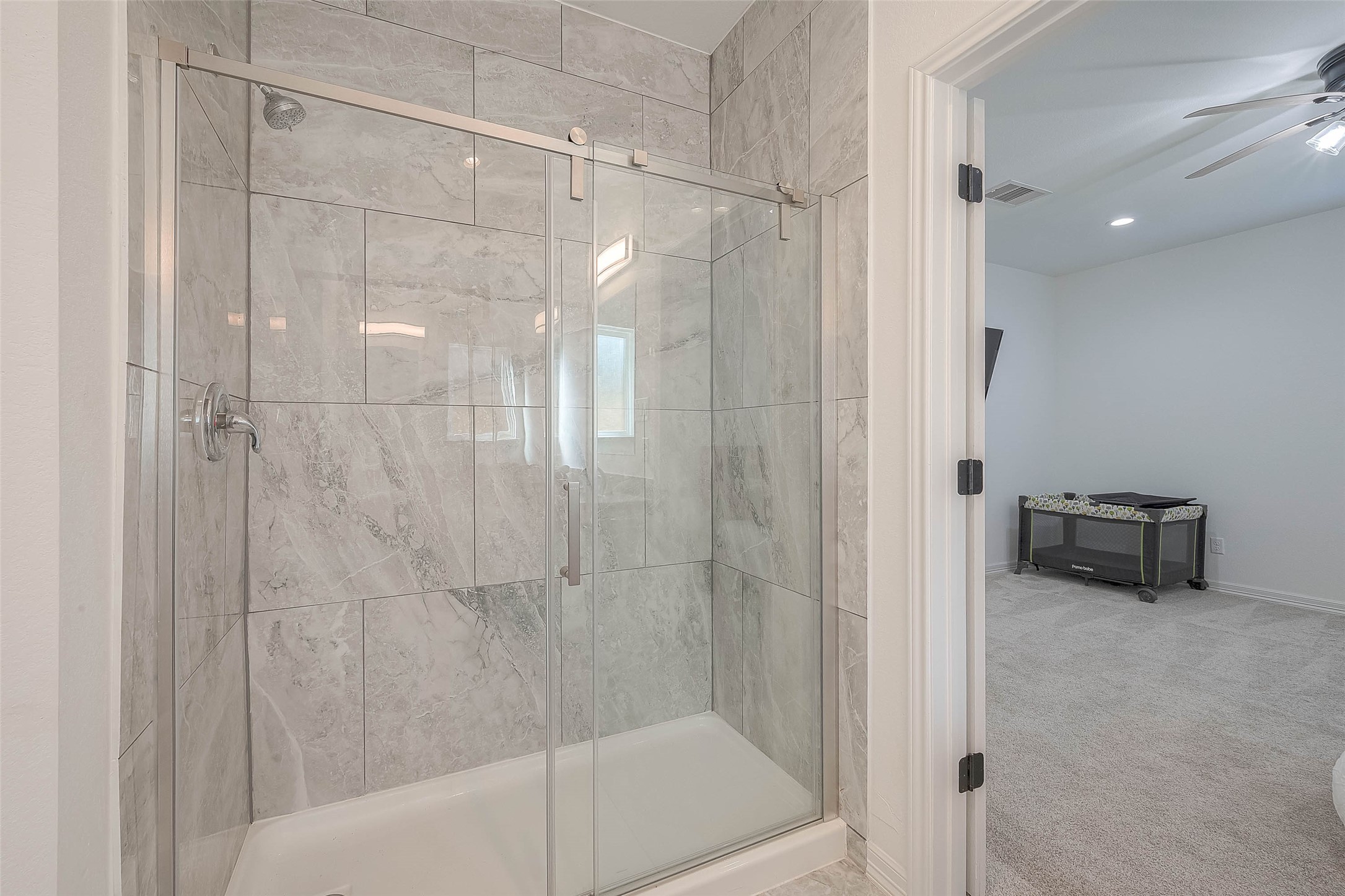 4633 Larkspur Street Houston, TX 77051 - Photo 13 of 48 a bathroom with a shower and a bath tub
