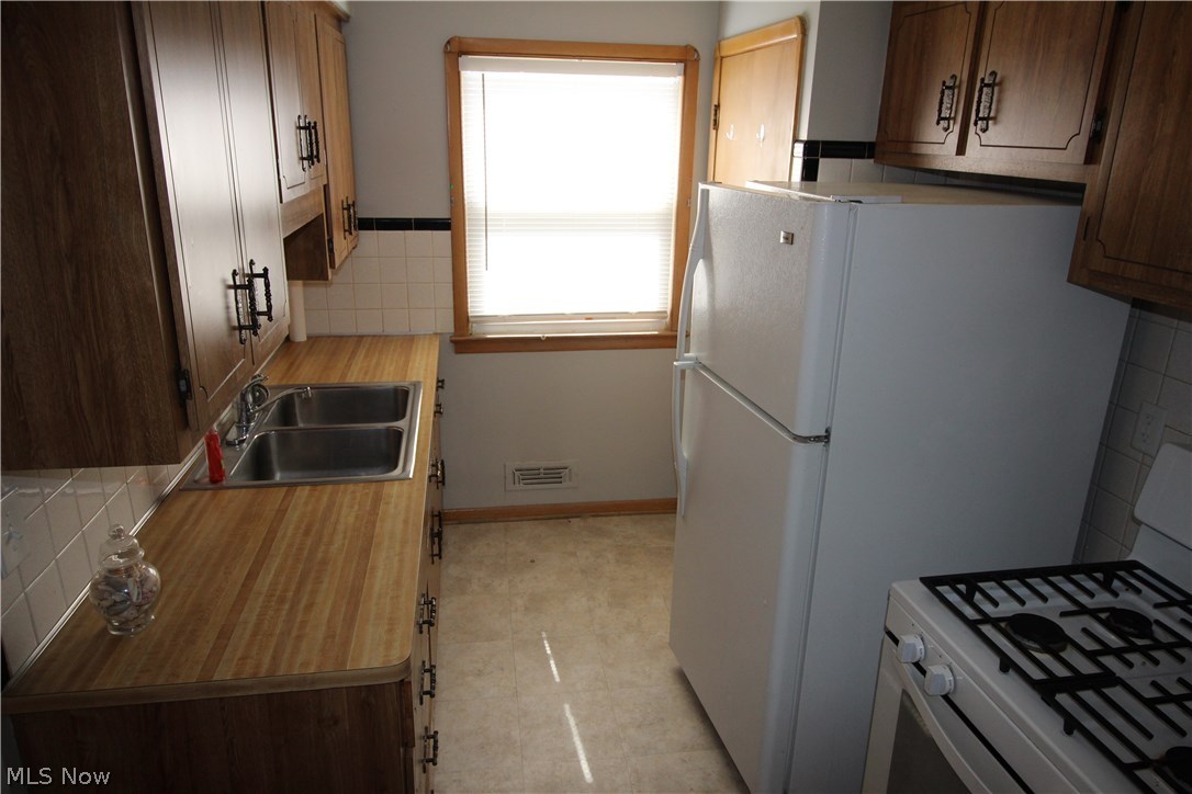 8103 Springdale Avenue Parma, OH 44129 - Photo 8 of 23