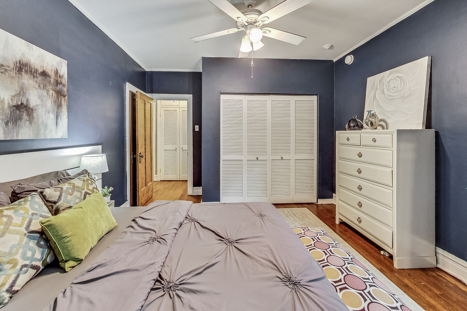 545 West Brompton Avenue, Unit 2S Chicago, IL 60657 - Photo 17 of 29 a bedroom with a bed and a tv